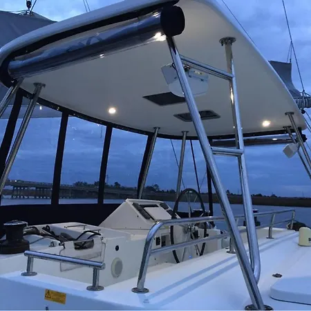 Morton Catamaran Botel *