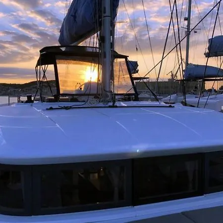 بوتيل Morton Catamaran *